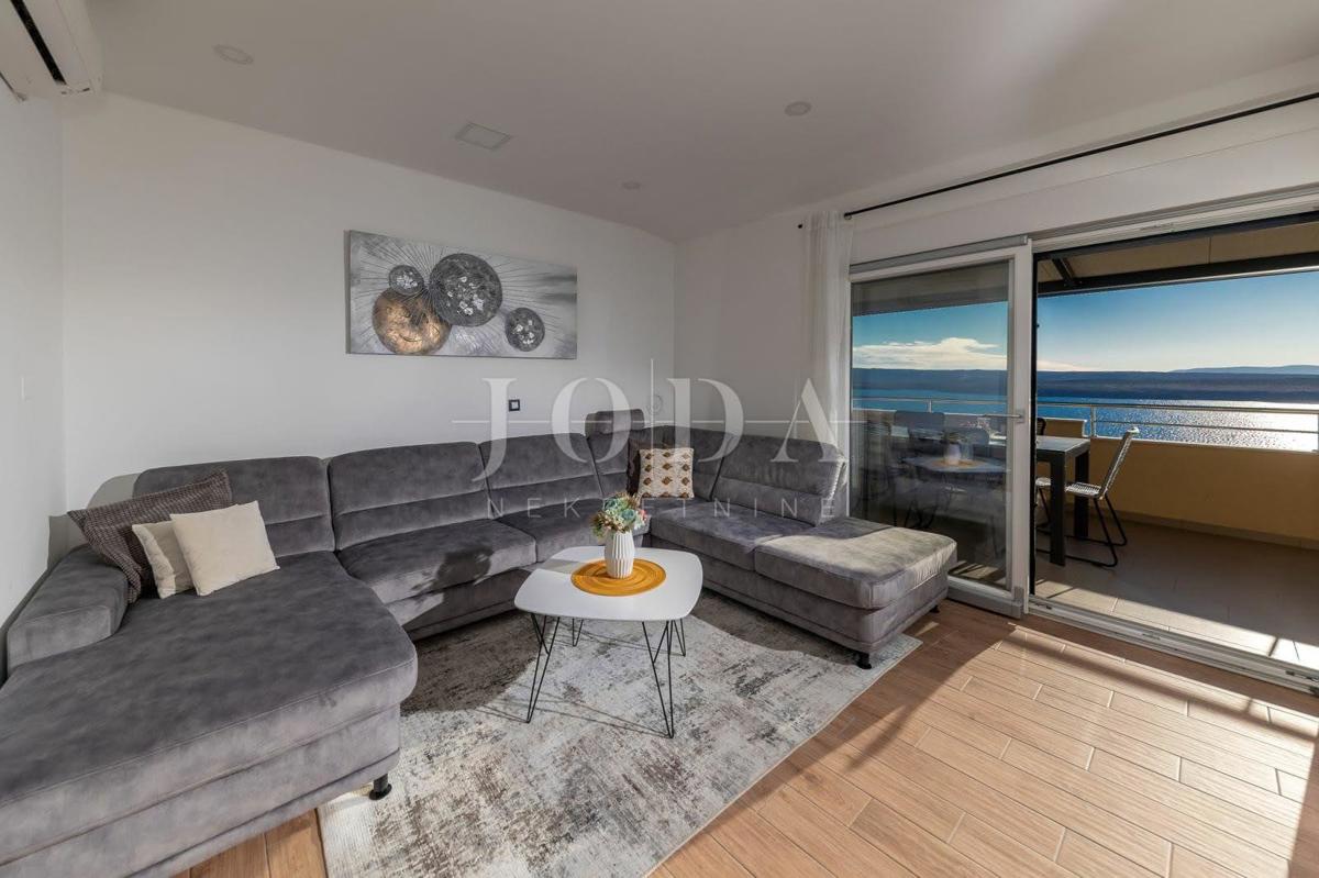 Moderno appartamento duplex con due terrazze e vista aperta sul Golfo del Quarnaro