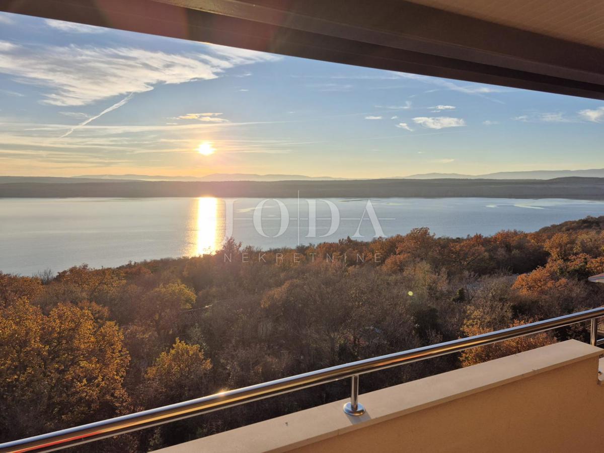 Moderno appartamento duplex con due terrazze e vista aperta sul Golfo del Quarnaro