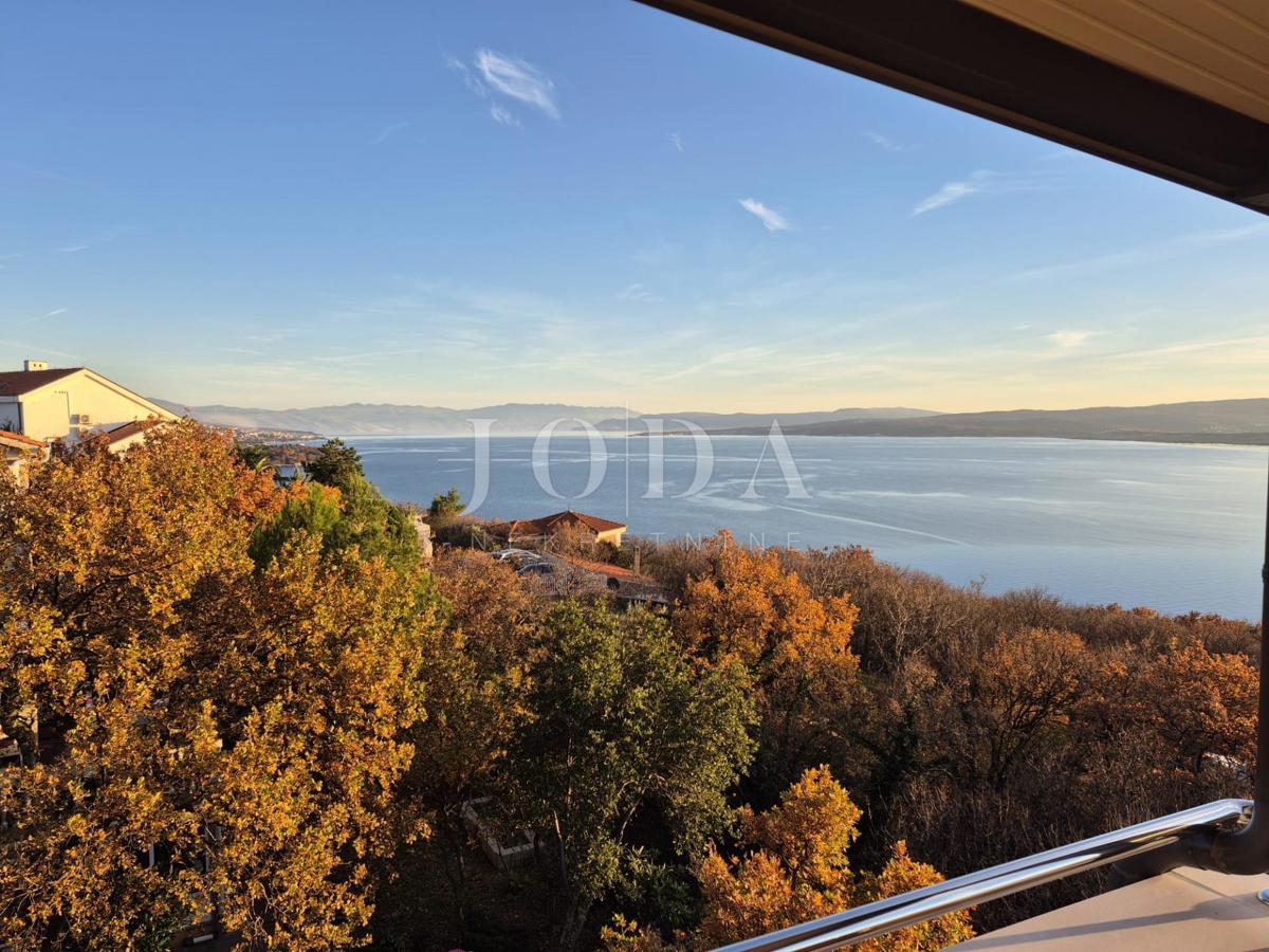 Moderno appartamento duplex con due terrazze e vista aperta sul Golfo del Quarnaro