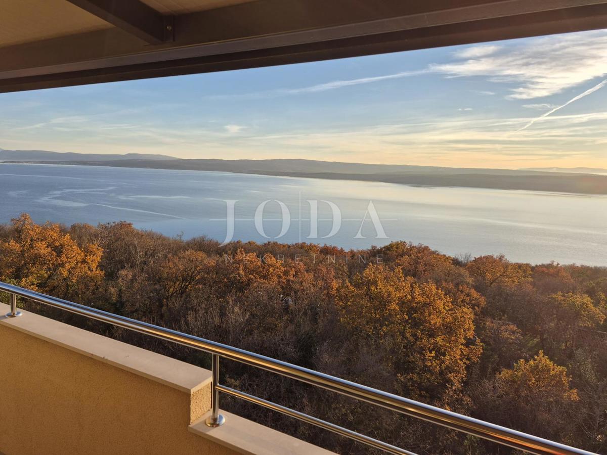 Moderno appartamento duplex con due terrazze e vista aperta sul Golfo del Quarnaro