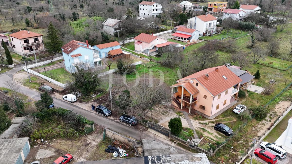 Tribalj – Terreno edificabile nel centro del paese, terreno pianeggiante, infrastruttura sul lotto