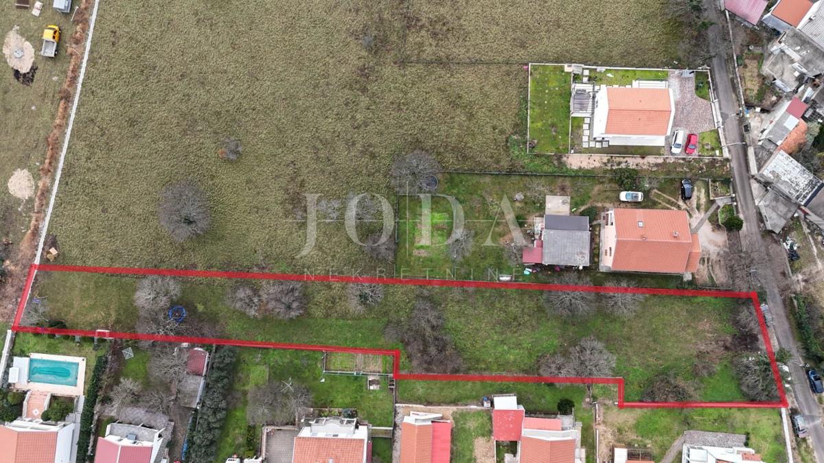 Tribalj – Terreno edificabile nel centro del paese, terreno pianeggiante, infrastruttura sul lotto