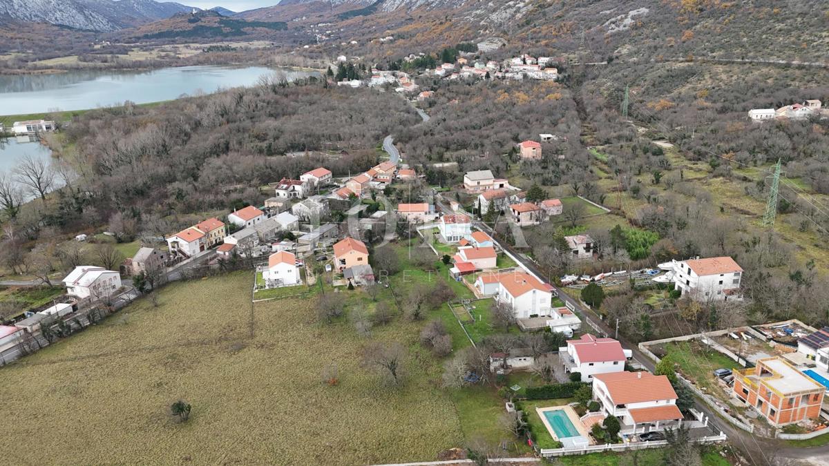 Tribalj – Terreno edificabile nel centro del paese, terreno pianeggiante, infrastruttura sul lotto