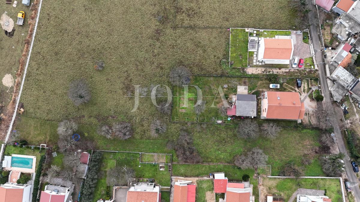 Tribalj – Terreno edificabile nel centro del paese, terreno pianeggiante, infrastruttura sul lotto