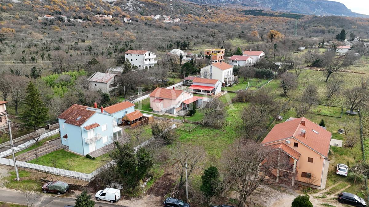 Tribalj – Terreno edificabile nel centro del paese, terreno pianeggiante, infrastruttura sul lotto