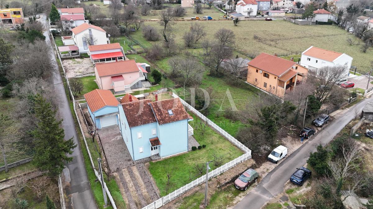 Tribalj – Terreno edificabile nel centro del paese, terreno pianeggiante, infrastruttura sul lotto