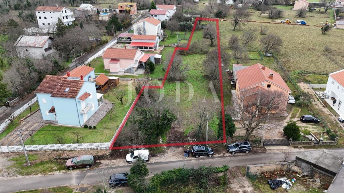 Tribalj – Terreno edificabile nel centro del paese, terreno pianeggiante, infrastruttura sul lotto