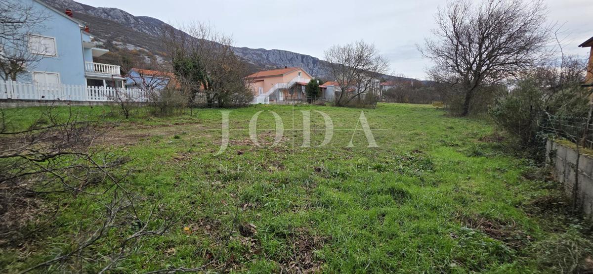 Tribalj – Terreno edificabile nel centro del paese, terreno pianeggiante, infrastruttura sul lotto