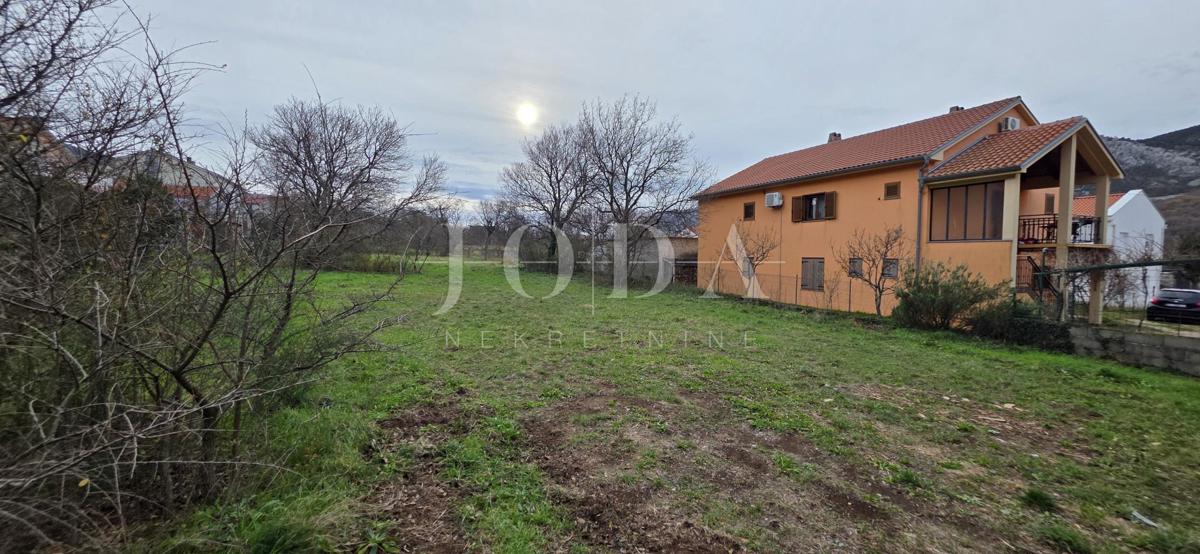 Tribalj – Terreno edificabile nel centro del paese, terreno pianeggiante, infrastruttura sul lotto