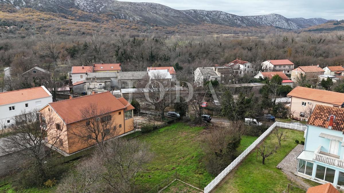 Tribalj – Terreno edificabile nel centro del paese, terreno pianeggiante, infrastruttura sul lotto