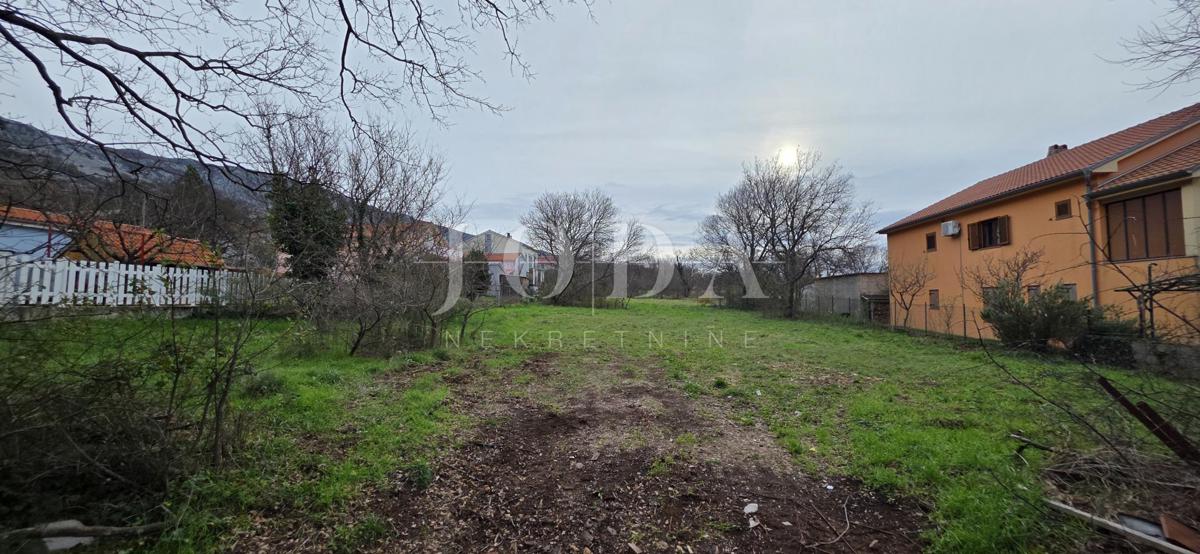 Tribalj – Terreno edificabile nel centro del paese, terreno pianeggiante, infrastruttura sul lotto