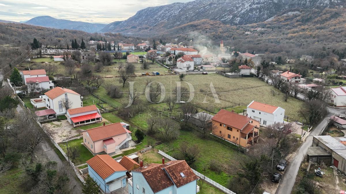 Tribalj – Terreno edificabile nel centro del paese, terreno pianeggiante, infrastruttura sul lotto