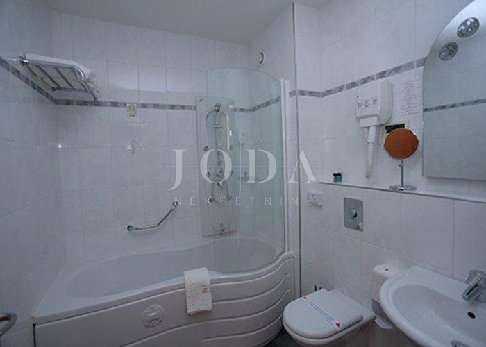 Hotel in vendita, prima fila al mare