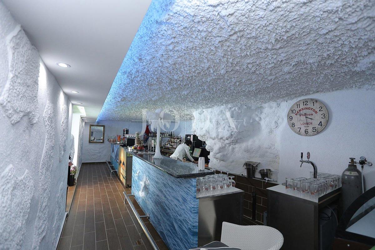 Hotel in vendita, prima fila al mare