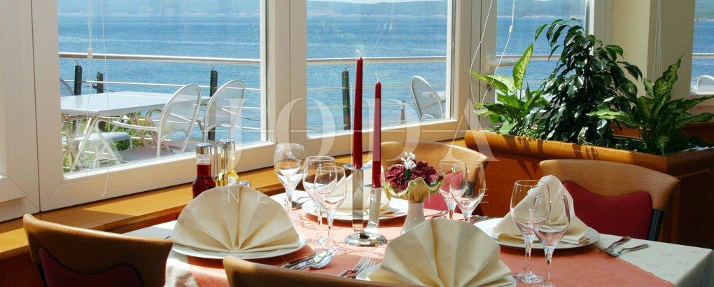 Hotel in vendita, prima fila al mare