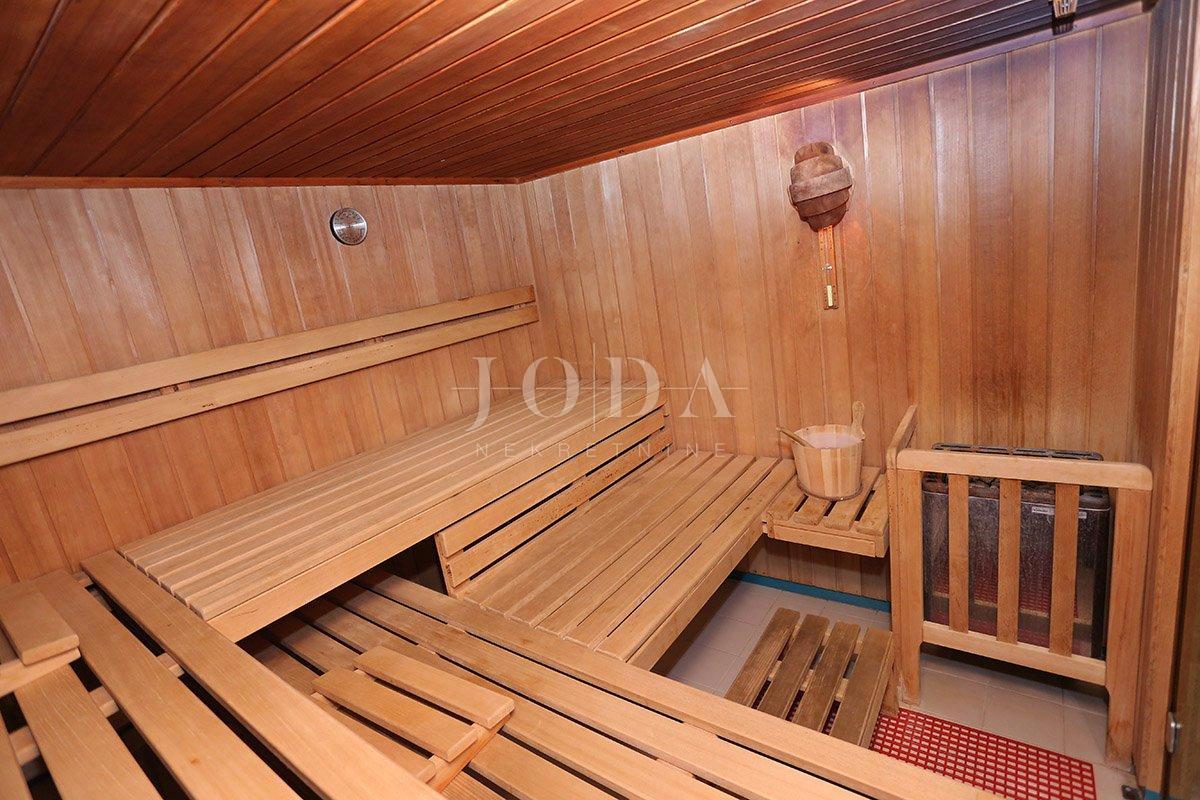 Hotel in vendita, prima fila al mare