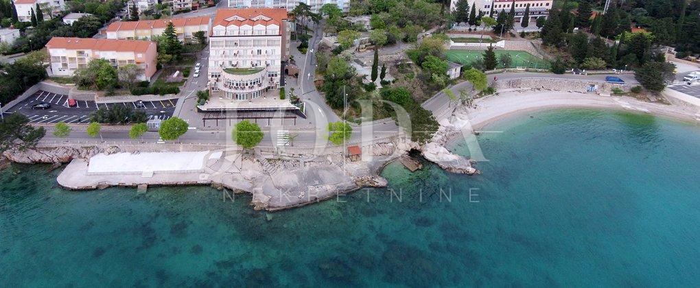 Hotel in vendita, prima fila al mare