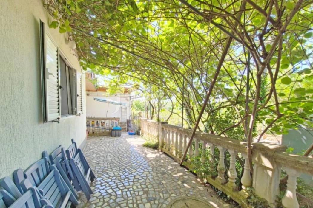 Casa con ampio giardino in un ambiente tranquillo, Krk