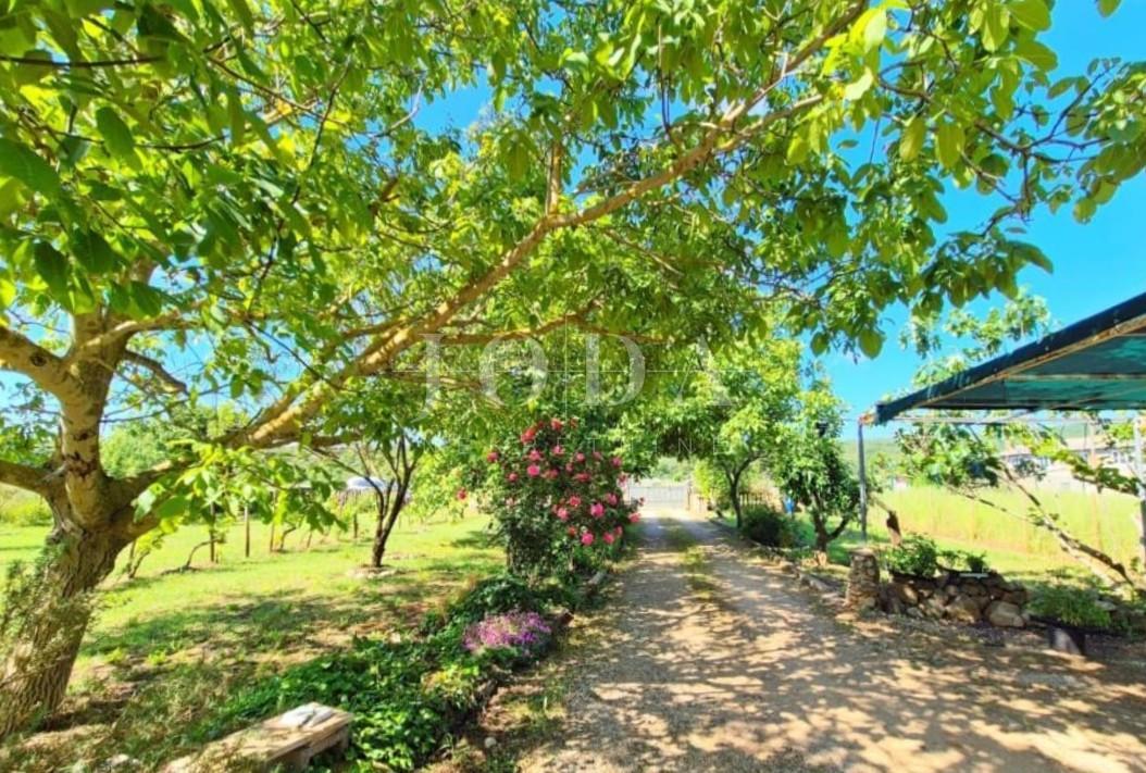Casa con ampio giardino in un ambiente tranquillo, Krk