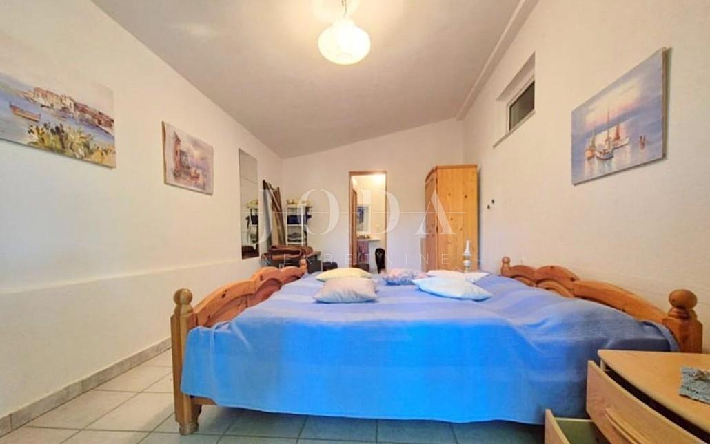 Casa con ampio giardino in un ambiente tranquillo, Krk