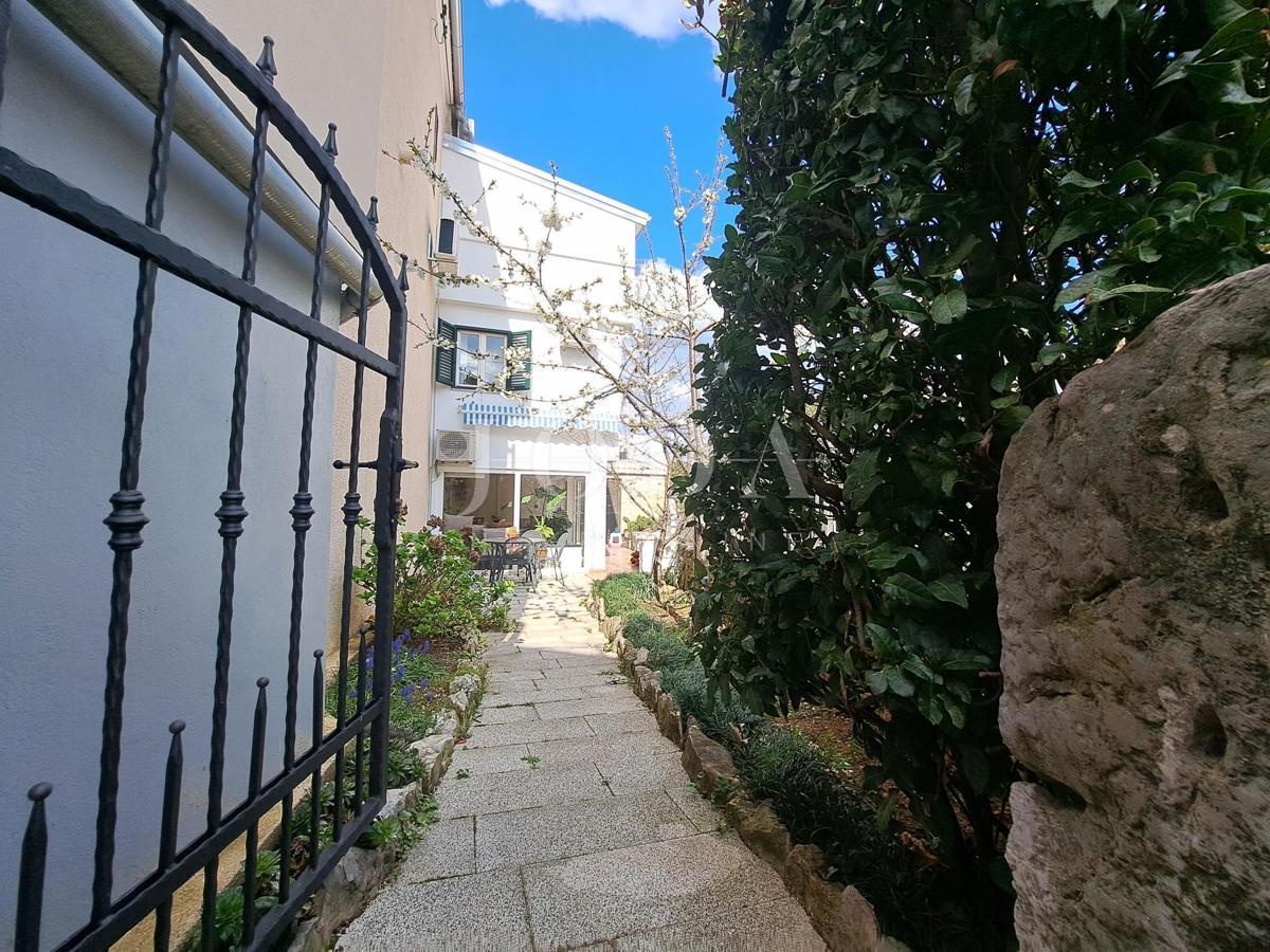 Omišalj - casa con cortile nel centro storico