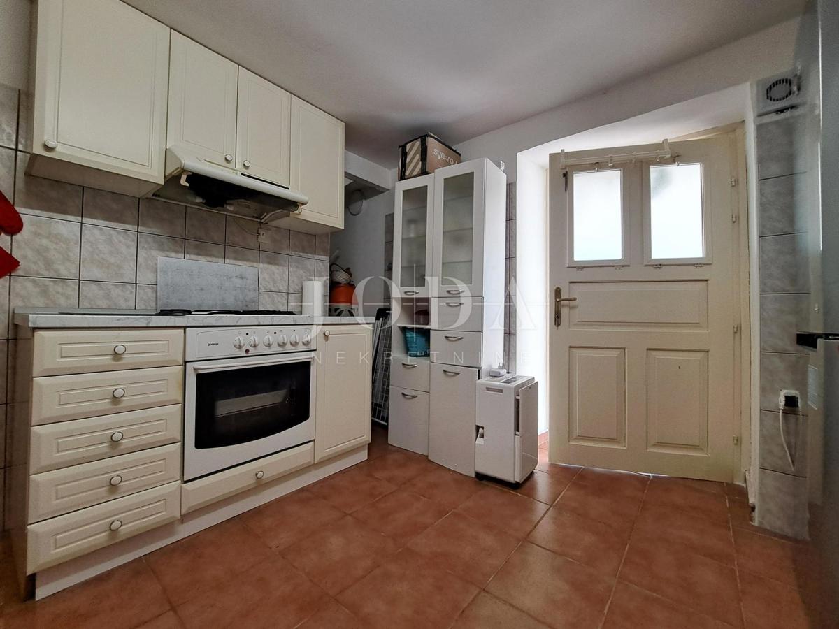 Omišalj - casa con cortile nel centro storico