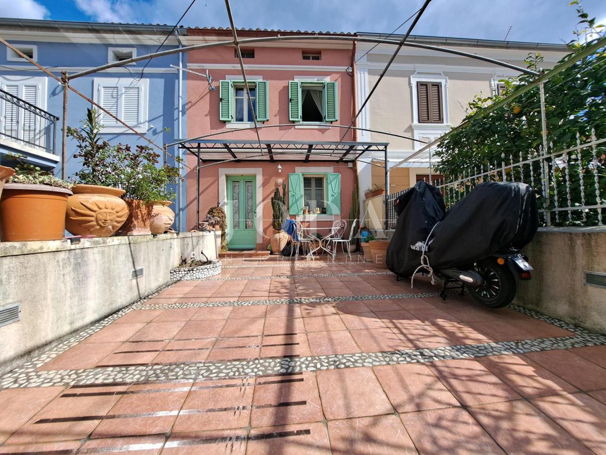 Omišalj - casa con cortile nel centro storico