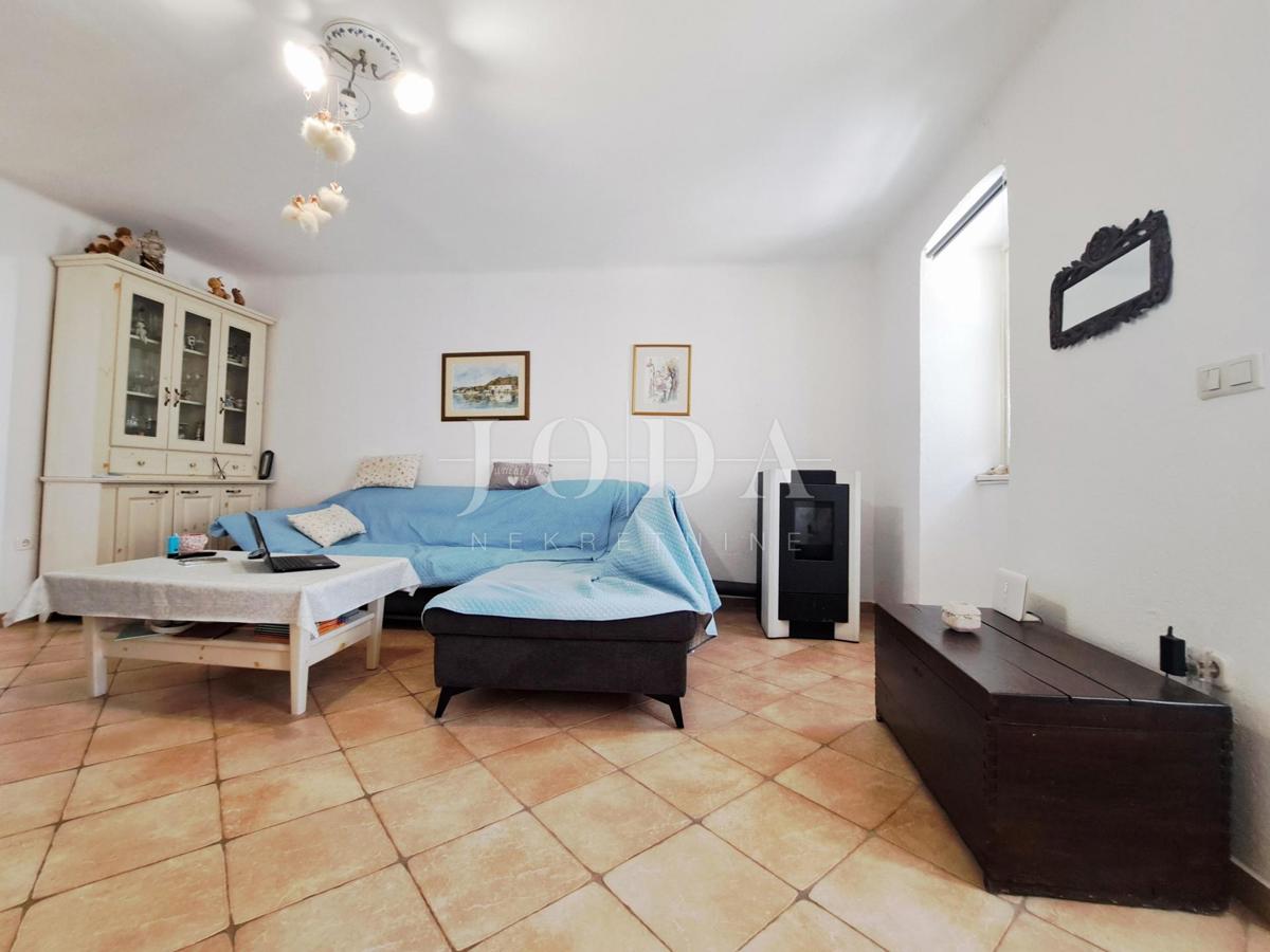 Omišalj - casa con cortile nel centro storico