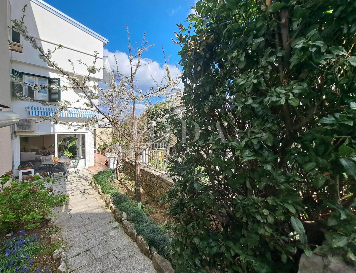 Omišalj - casa con cortile nel centro storico