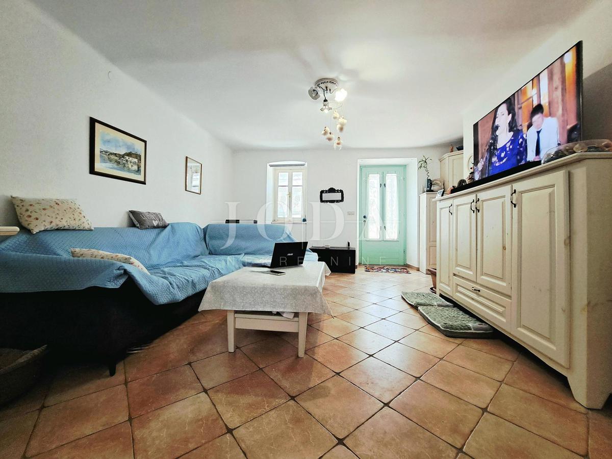 Omišalj - casa con cortile nel centro storico