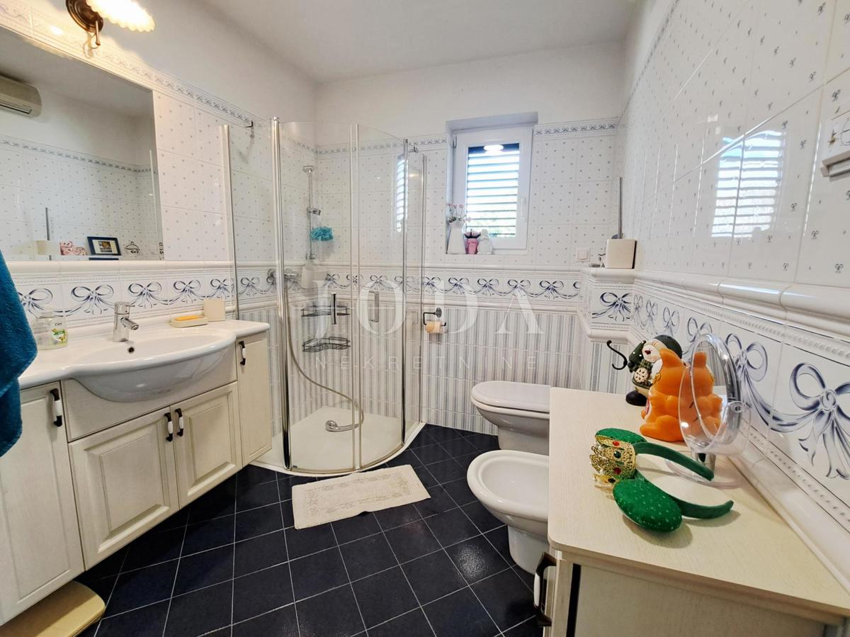 Omišalj - casa con cortile nel centro storico