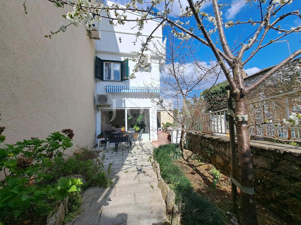 Omišalj - casa con cortile nel centro storico