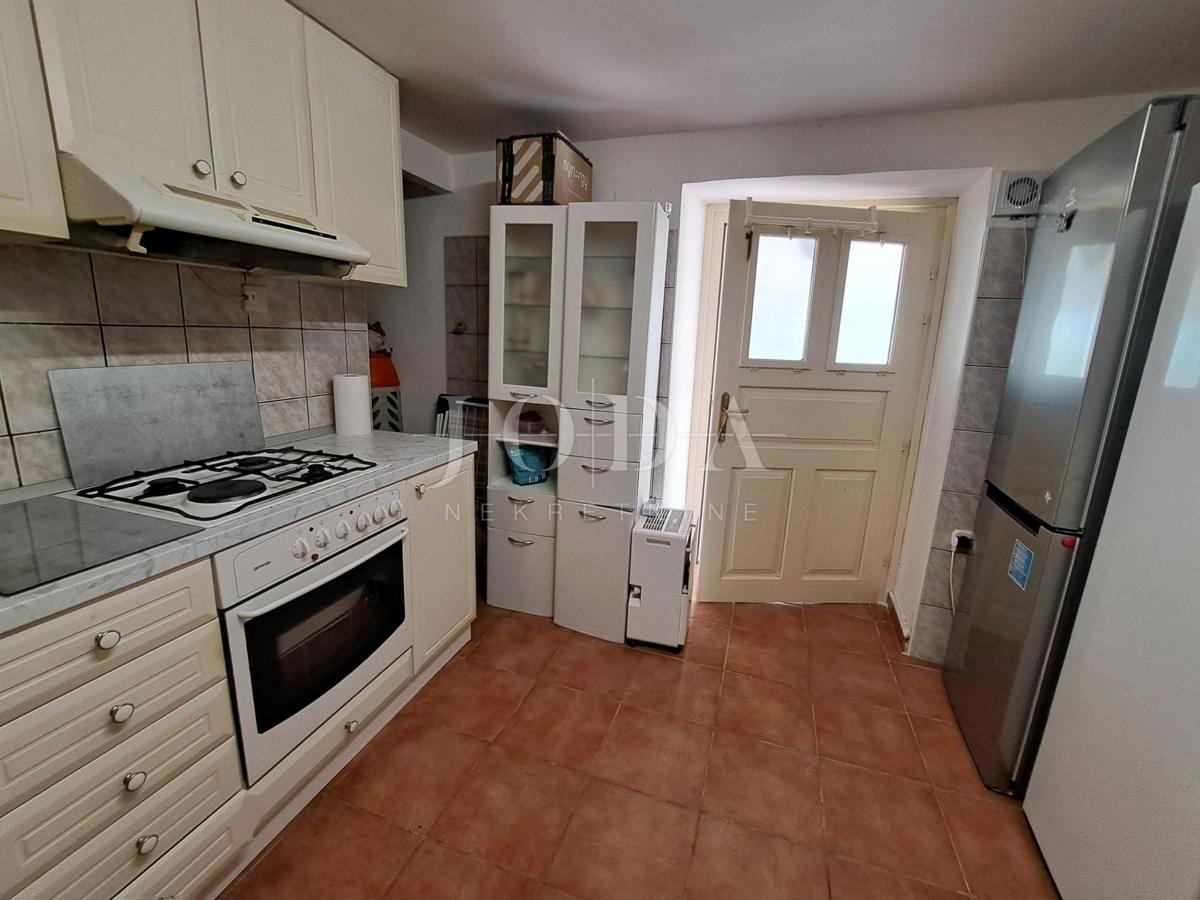 Omišalj - casa con cortile nel centro storico