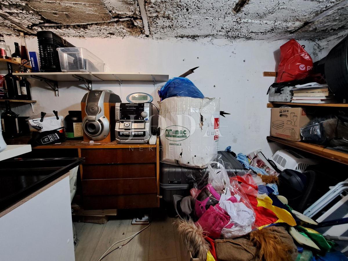 Omišalj - casa con cortile nel centro storico