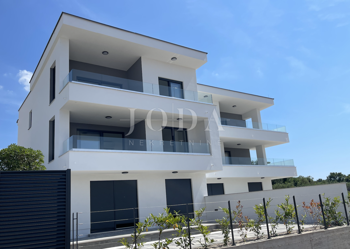 Malinska, nuovo spazioso appartamento con giardino