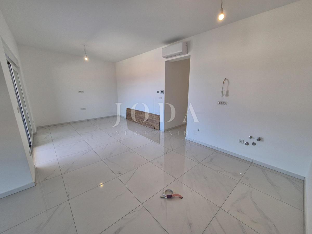 Malinska, nuovo spazioso appartamento con giardino