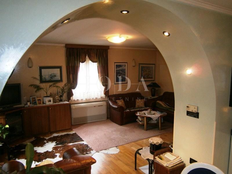 Casa arredata moderna con un grande giardino