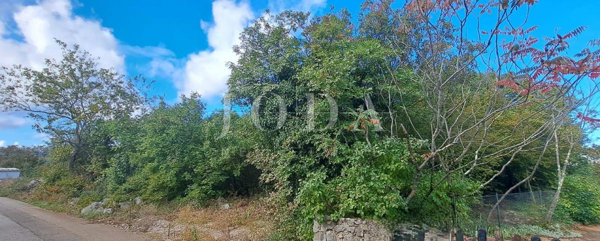 Terreno edificabile con vista parziale sul mare, vicino a Malinska