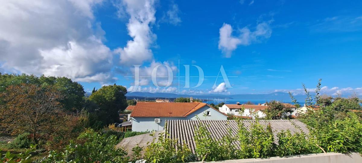 Terreno edificabile con vista parziale sul mare, vicino a Malinska