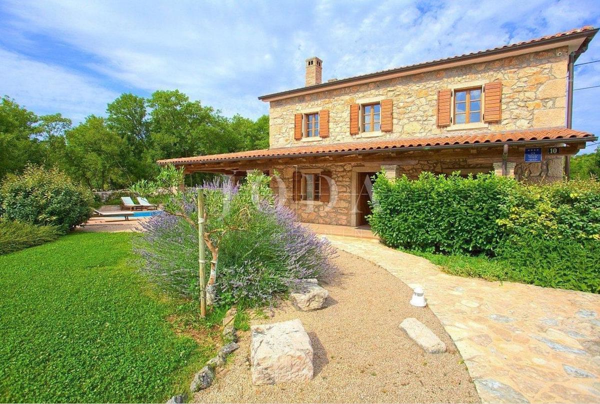 Casa in pietra in una posizione tranquilla