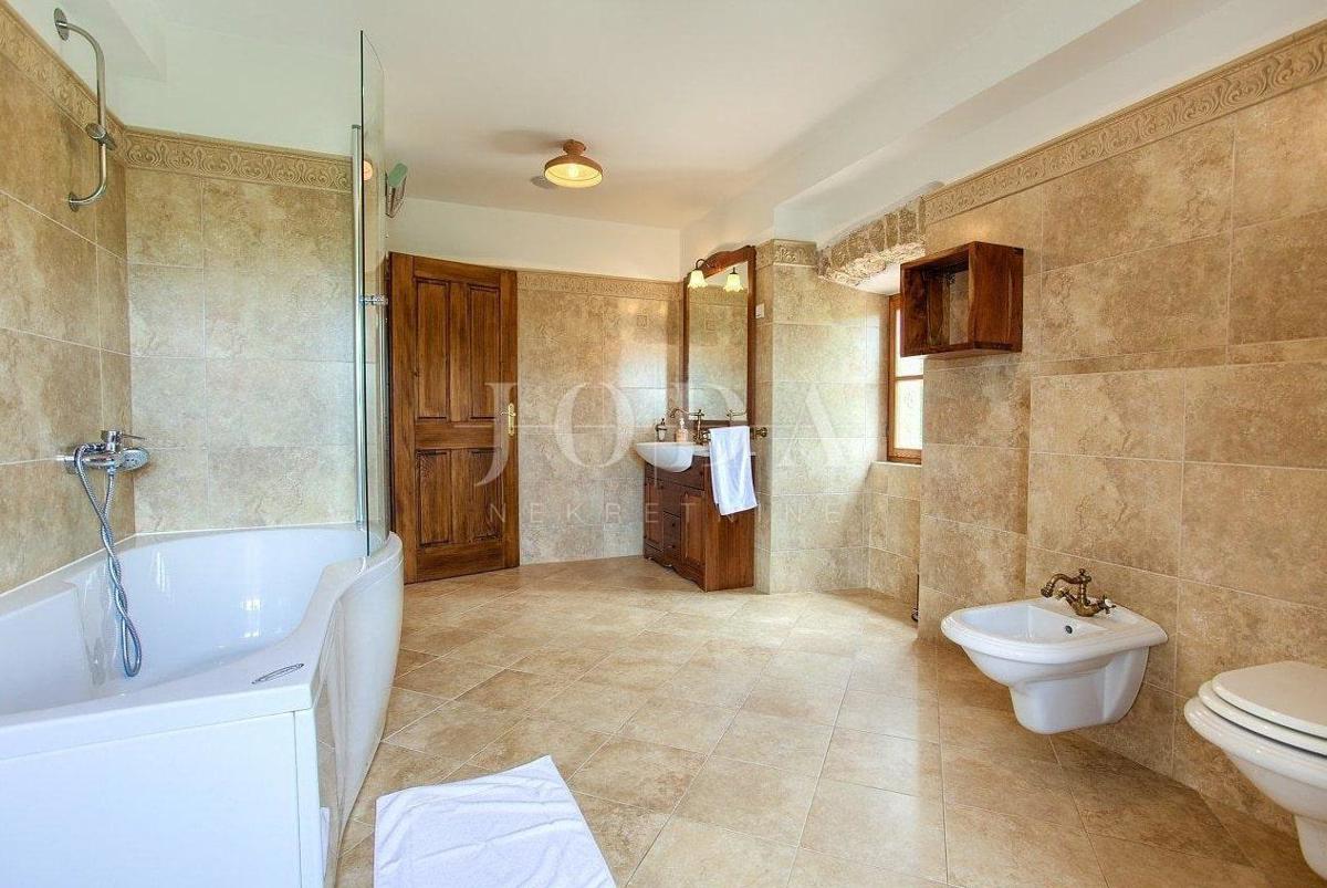 Casa in pietra in una posizione tranquilla