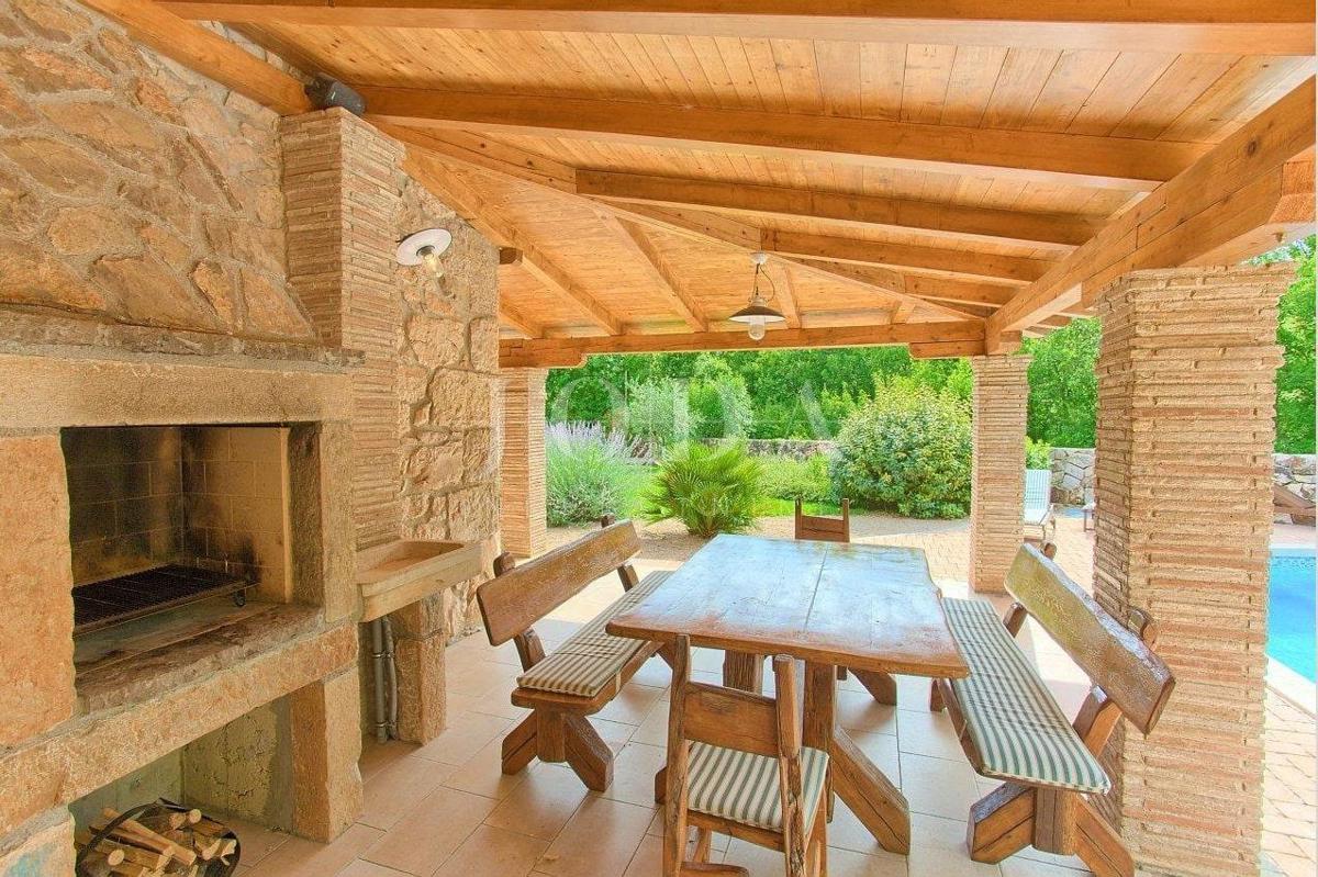 Casa in pietra in una posizione tranquilla