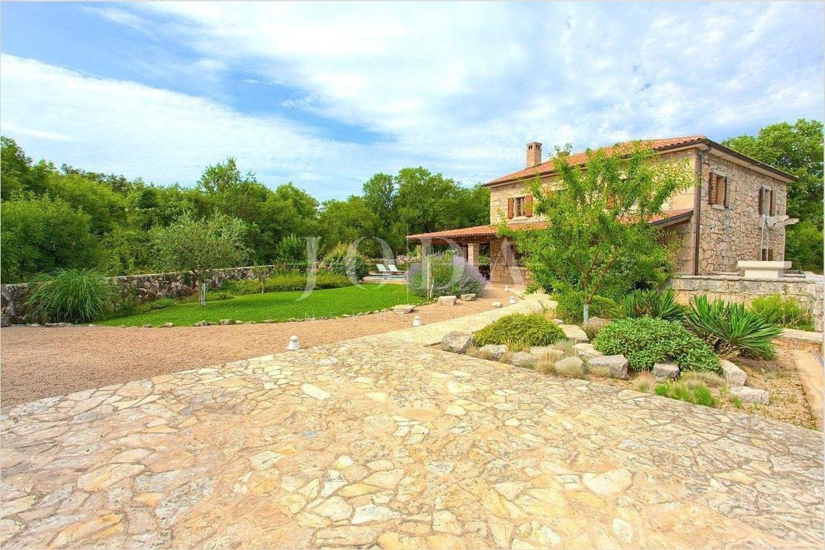 Casa in pietra in una posizione tranquilla