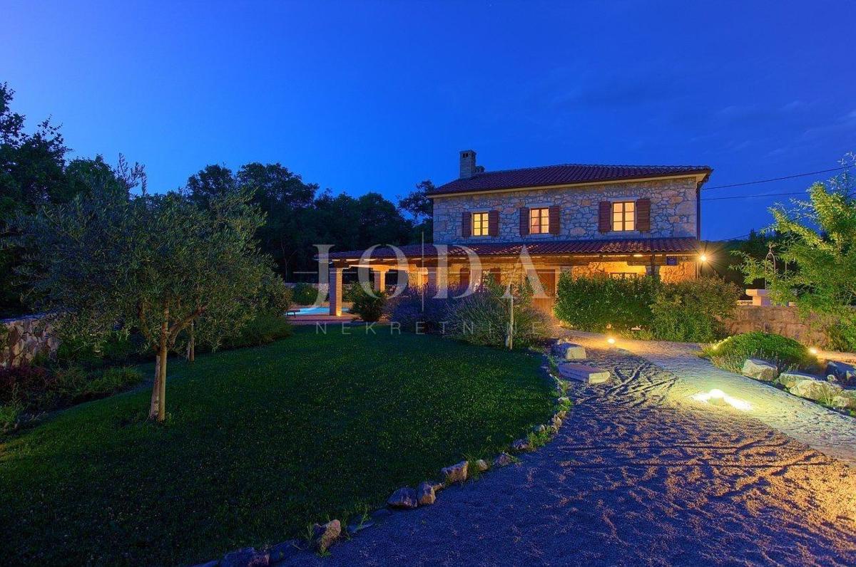 Casa in pietra in una posizione tranquilla