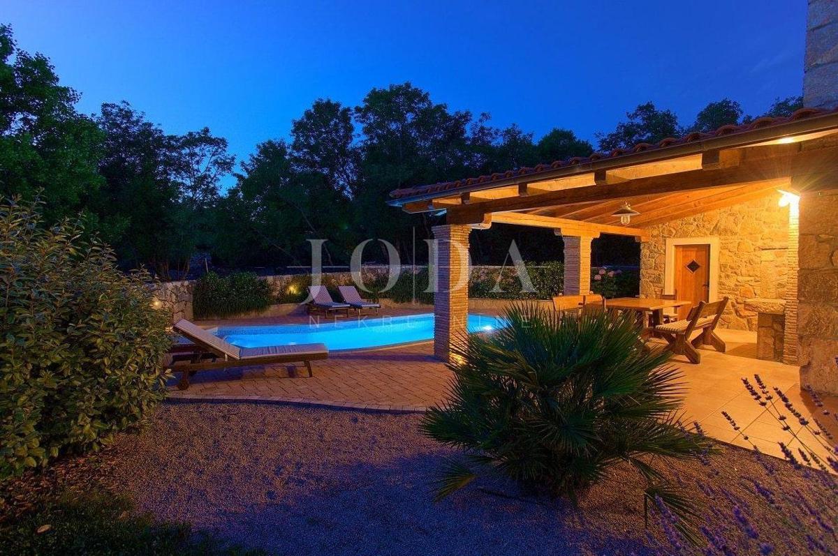 Casa in pietra in una posizione tranquilla