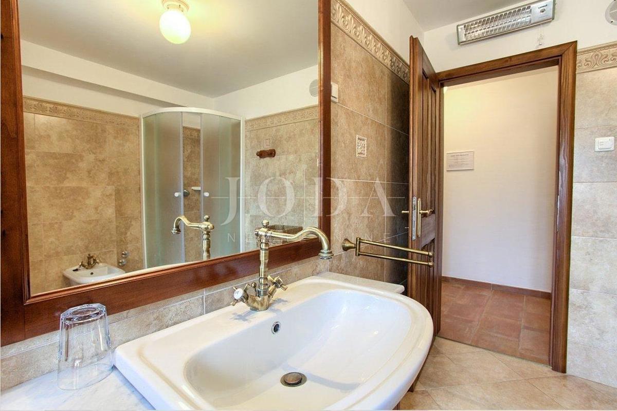 Casa in pietra in una posizione tranquilla