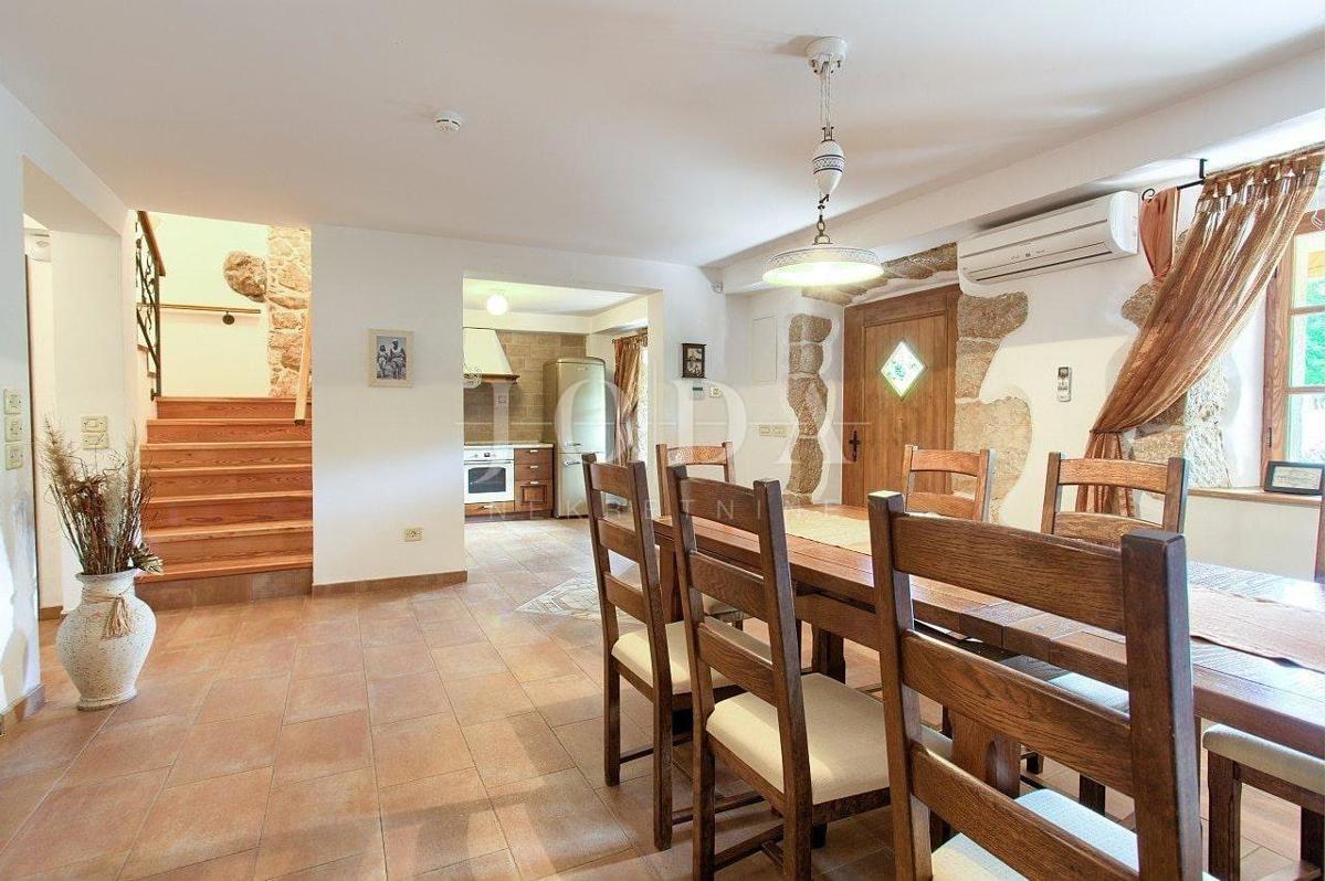 Casa in pietra in una posizione tranquilla