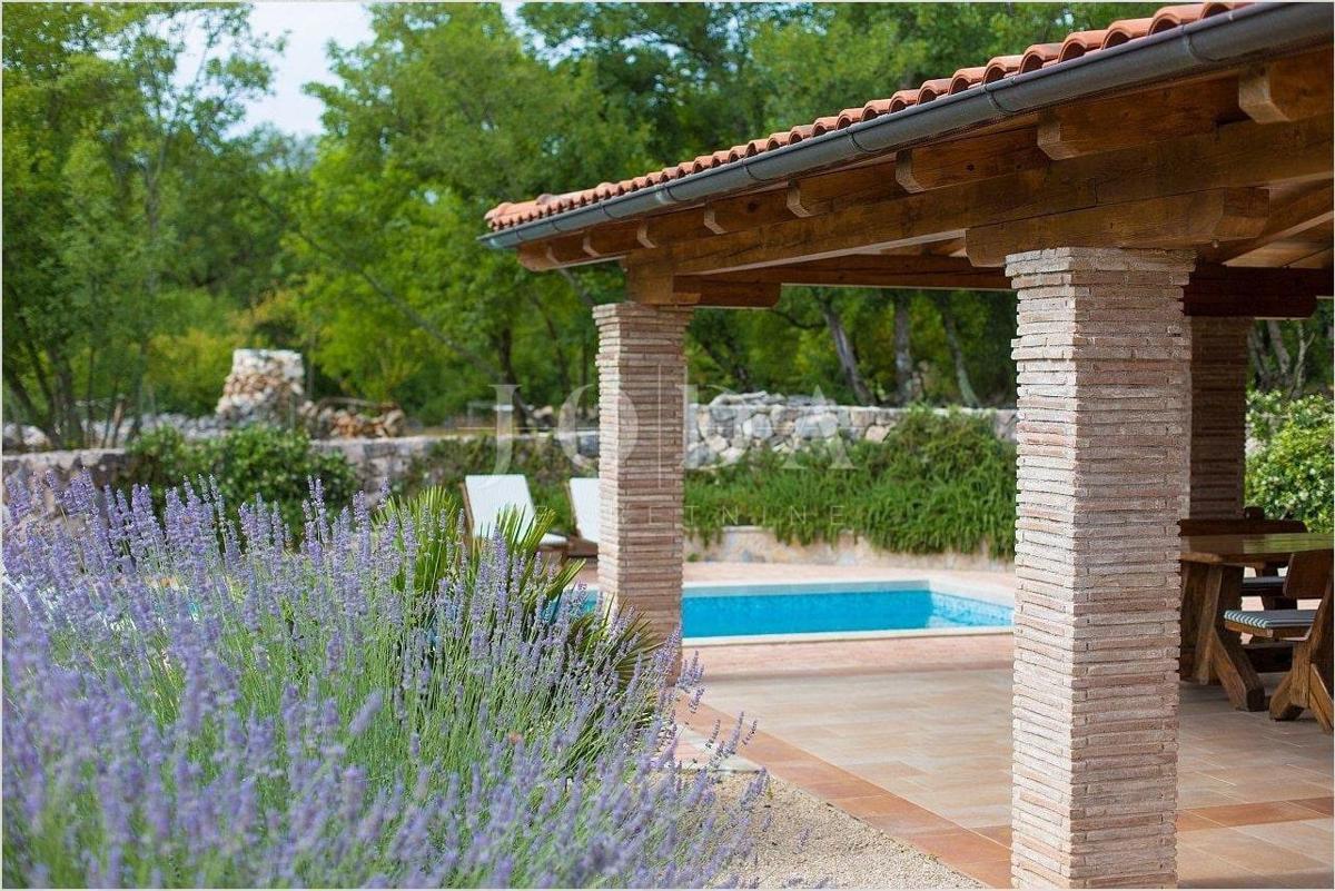 Casa in pietra in una posizione tranquilla