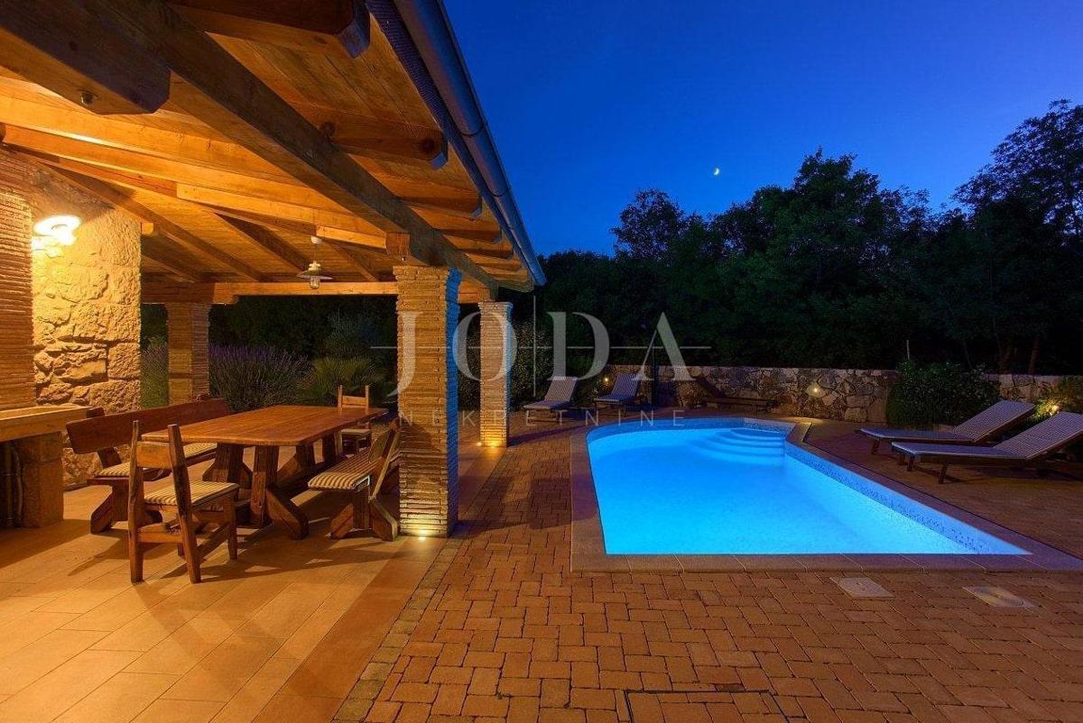 Casa in pietra in una posizione tranquilla