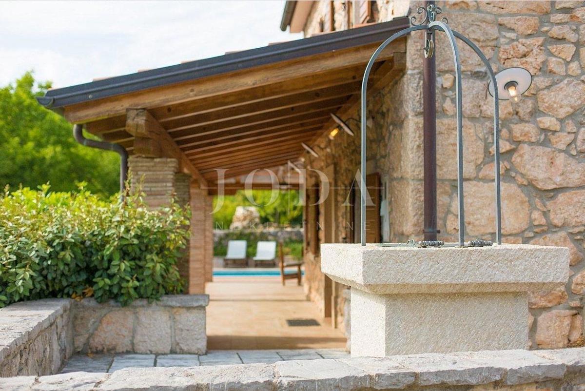 Casa in pietra in una posizione tranquilla